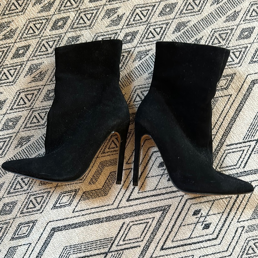 Steve Madden size 5.5. True to size